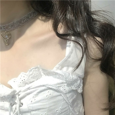 耳机里循环着喜欢的歌走在落叶小径秋风不凉心